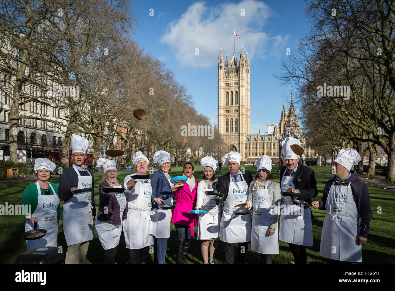 L-R Catherine McKinnell, Clive Lewis, Liz McInnes, Steve Pound, Tracey Crouch, Naga-Munchetty, Seema Kennedy, Tim Loughton, Victoria Atkins, Rob Flello und Johnny Mercer. M/s, Lords und Medien besuchen das 20. jährlichen Reha parlamentarischen Pfannkuchen-Rennen in Victoria Gardens in Westminster, London, UK. Stockfoto