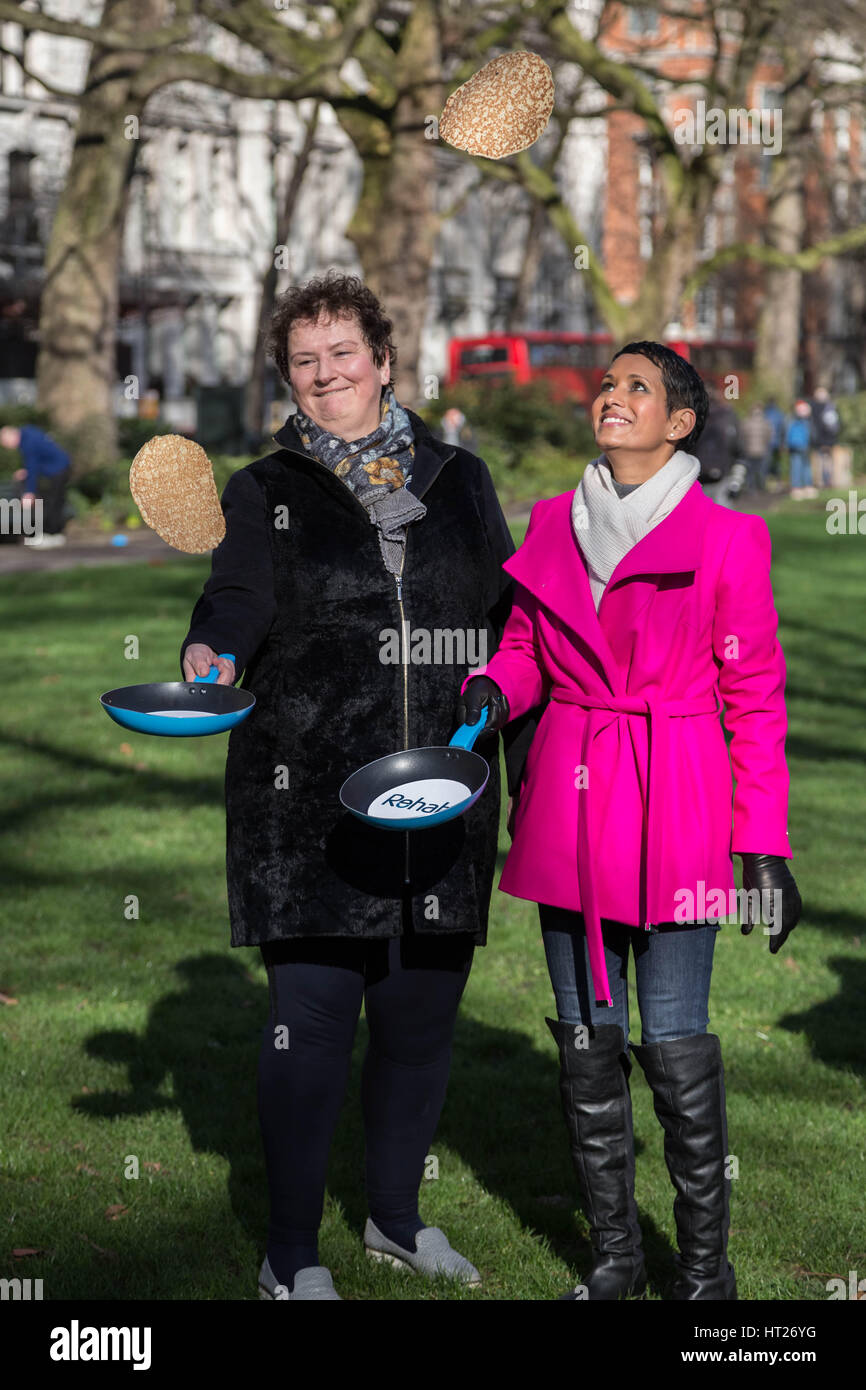 Mo Flynn (CEO Rehab) und Naga Munchetty vom BBC Frühstück. M/s, Lords und Medien besuchen das 20. jährlichen Reha parlamentarischen Pfannkuchen-Rennen in Victoria Gardens in Westminster, London, UK. Stockfoto