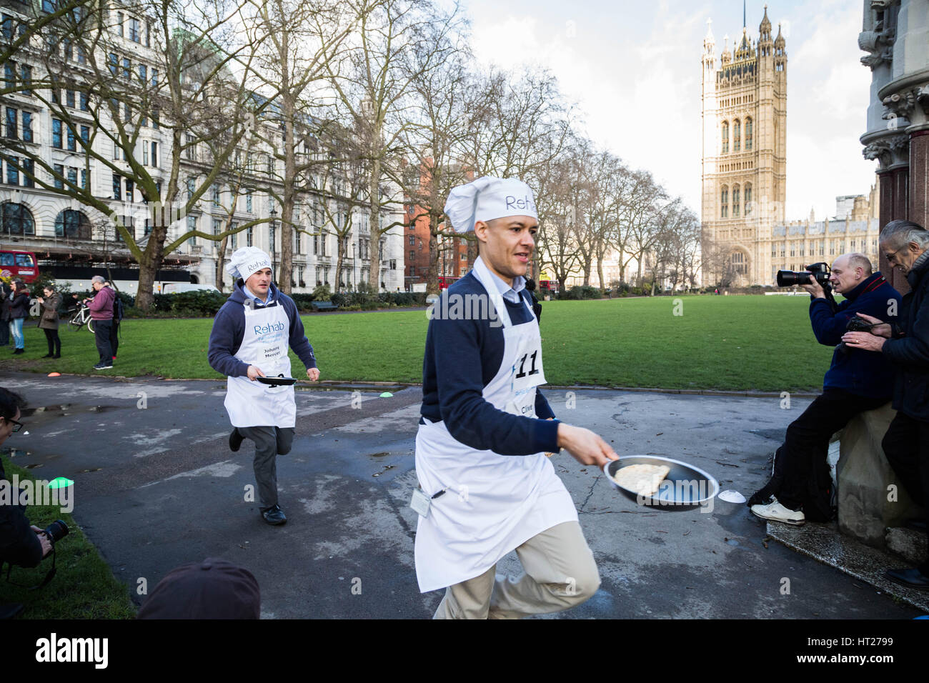 Johnny Mercer, MP für Plymouth (L) und Clive Lewis, MP für Norwich South (R). M/s, Lords und Medien besuchen das 20. jährlichen Reha parlamentarischen Pfannkuchen-Rennen in Victoria Gardens in Westminster, London, UK. Stockfoto