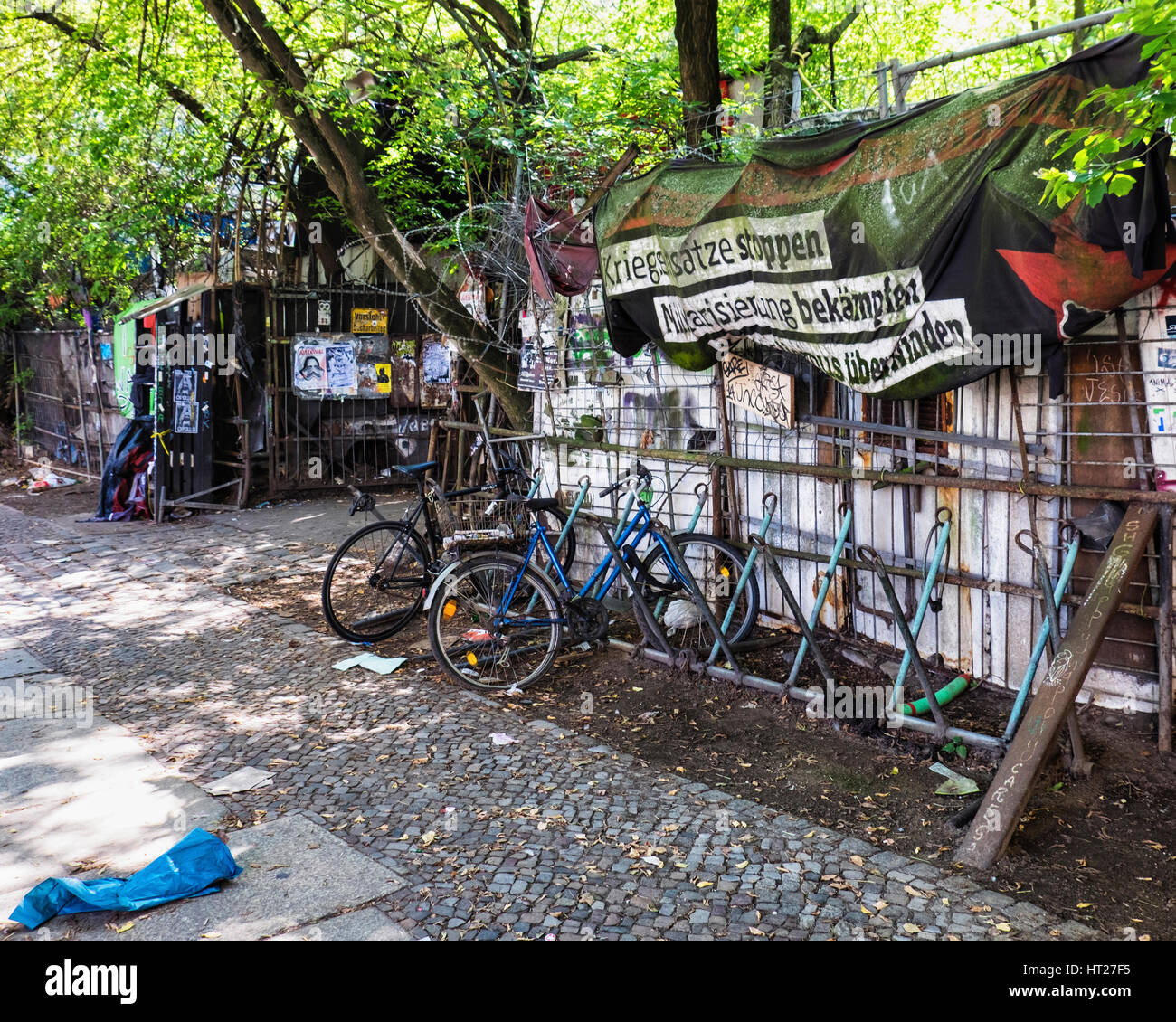 Berlin, Kreuzberg, Köpenicker Str., Köpe 137 hocken. Außenwand von Altbauten von Hausbesetzern bewohnt. Fahrradständer und Zeichen Stockfoto