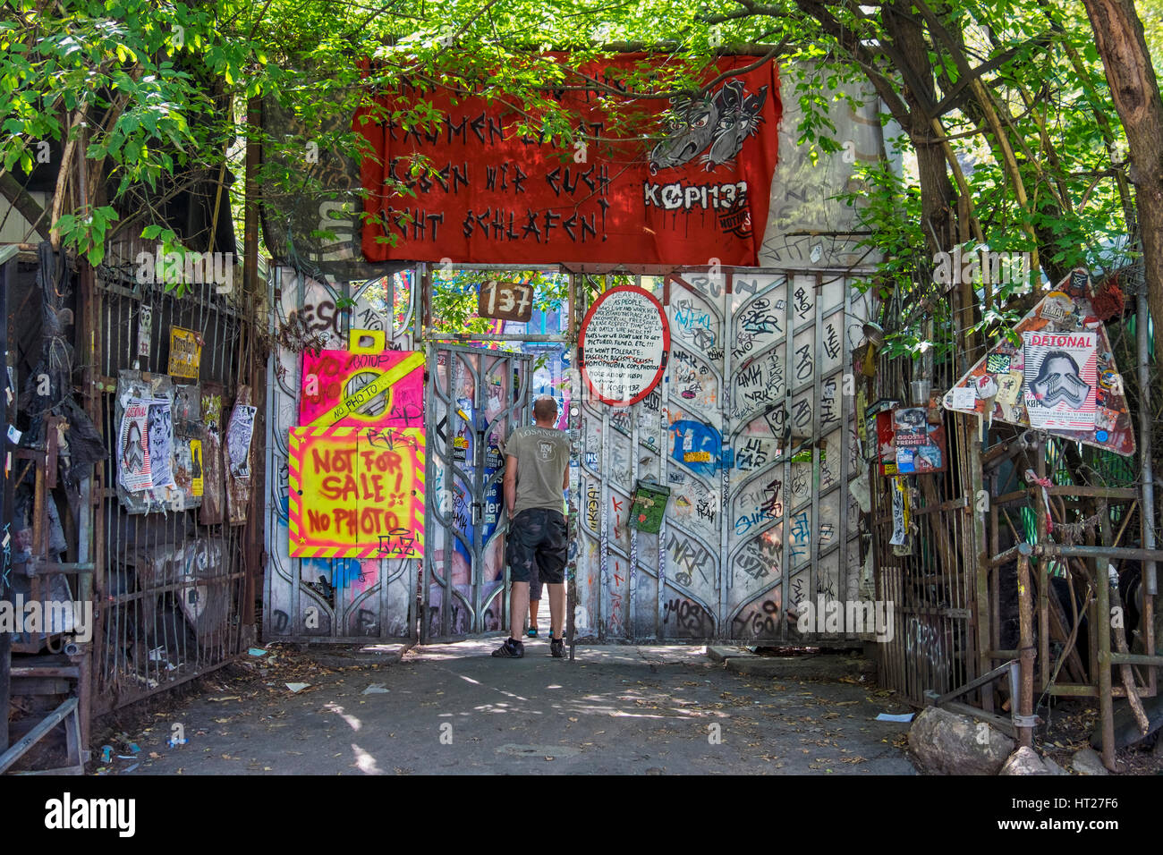 Berlin, Kreuzberg, Köpenicker Str., Köpe 137 hocken. Außenwand von Altbauten von Hausbesetzern bewohnt. Eingang zum informellen Gehäuse Seite Stockfoto