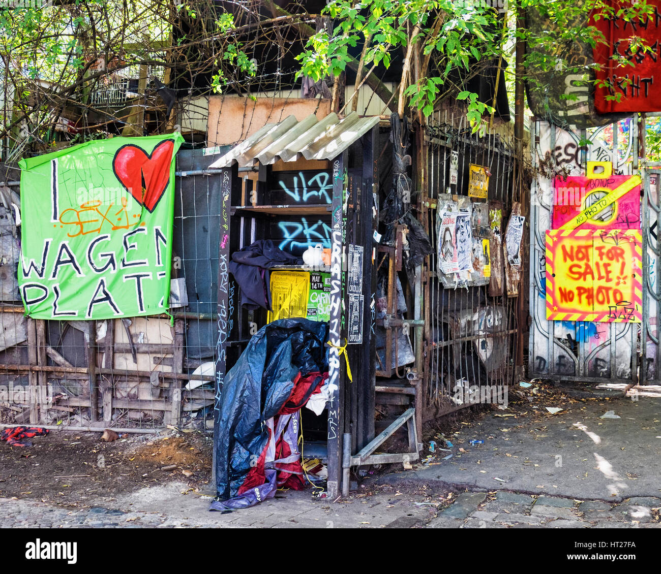 Berlin, Kreuzberg, Köpenicker Str., Köpe 137 hocken. Außenwand von alten Gebäuden, die von SquattersEntrance auf informelle Gehäuse Website bewohnt. Stockfoto