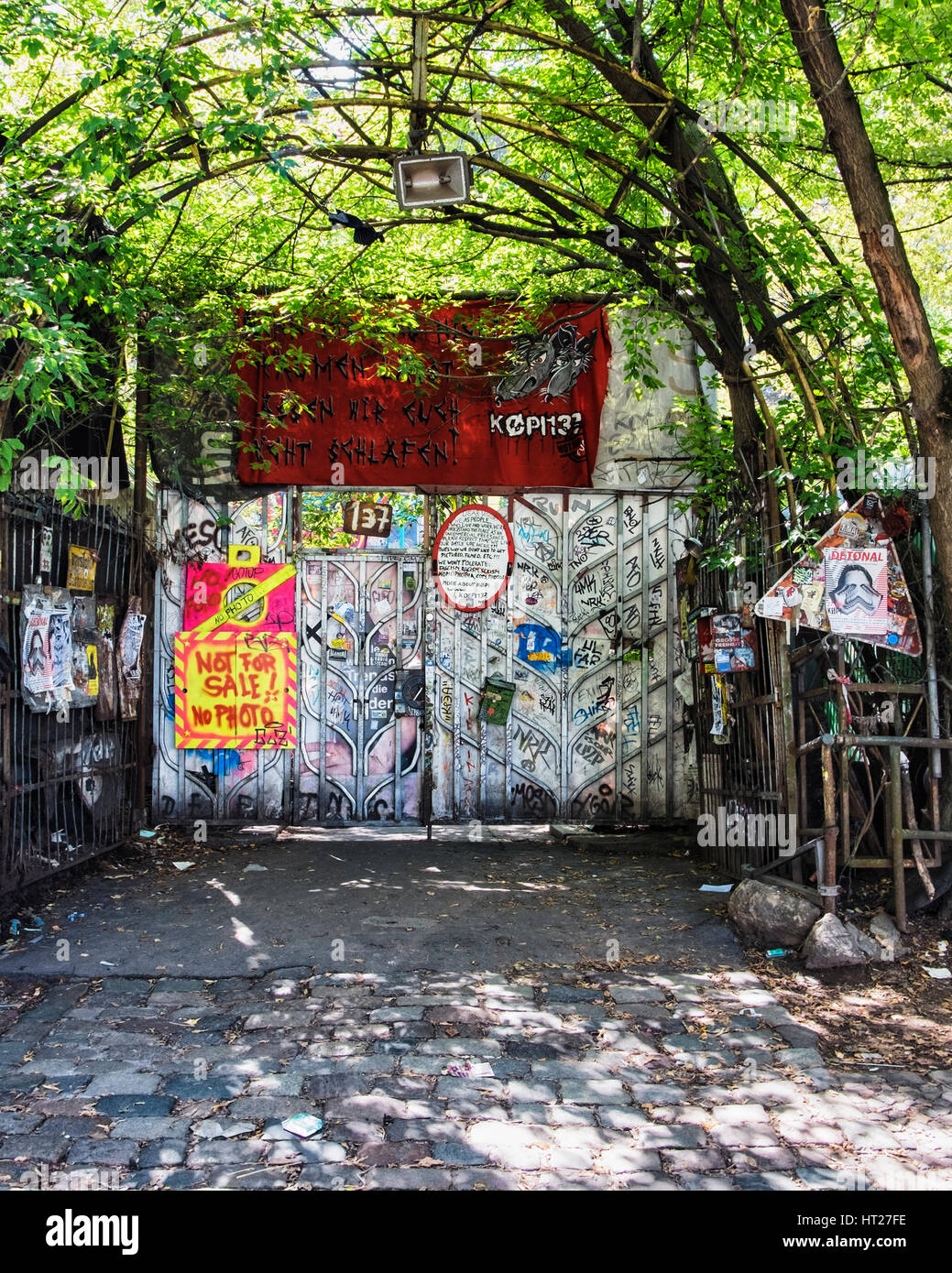 Berlin, Kreuzberg, Köpenicker Str., Köpe 137 hocken. Außenwand von Altbauten von Hausbesetzern bewohnt. Eingang zum informellen Gehäuse Seite Stockfoto