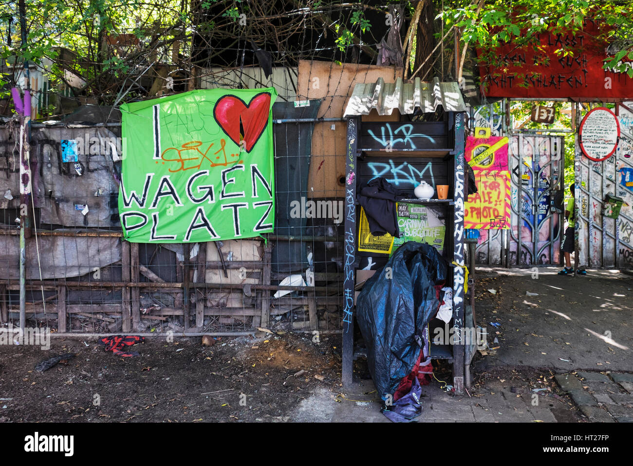 Berlin, Kreuzberg, Köpenicker Stratz, Köpe 137 hocken. Außenwand der alten Gebäude bewohnt durch Hausbesetzer, Charity Kollektion stand für gebrauchten waren Stockfoto