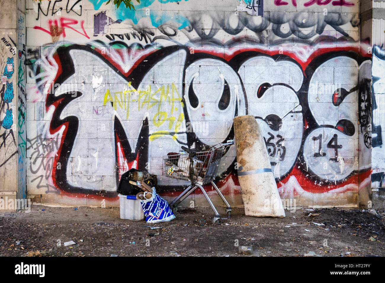 Berlin, Kreuzberg, Köpenicker Str. 13, Köpe 137 hocken. Äußere Wand der alten Gebäude bewohnt von Hausbesetzern mit Graffiti und Einkaufswagen. Stockfoto