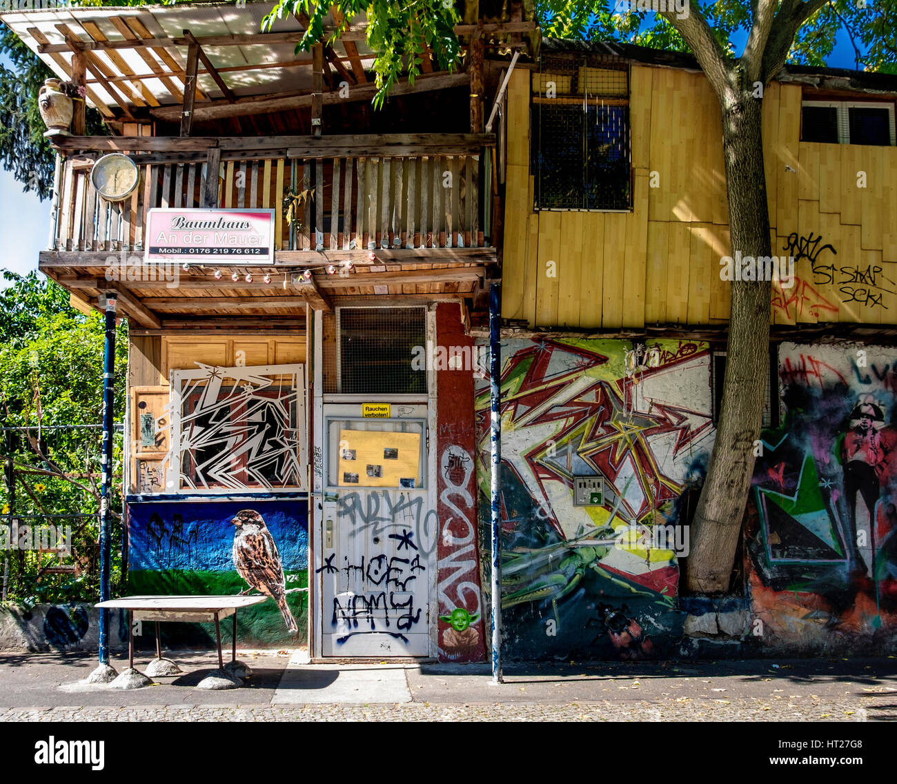 Berlin,Kreuzberg.Baumhaus der Mauer Garten, Baum-Haus an der Wand. Vegetable Garden & Haus gebaut aus recyceltem, aufgearbeiteten Materialien von Osman Kalin Stockfoto