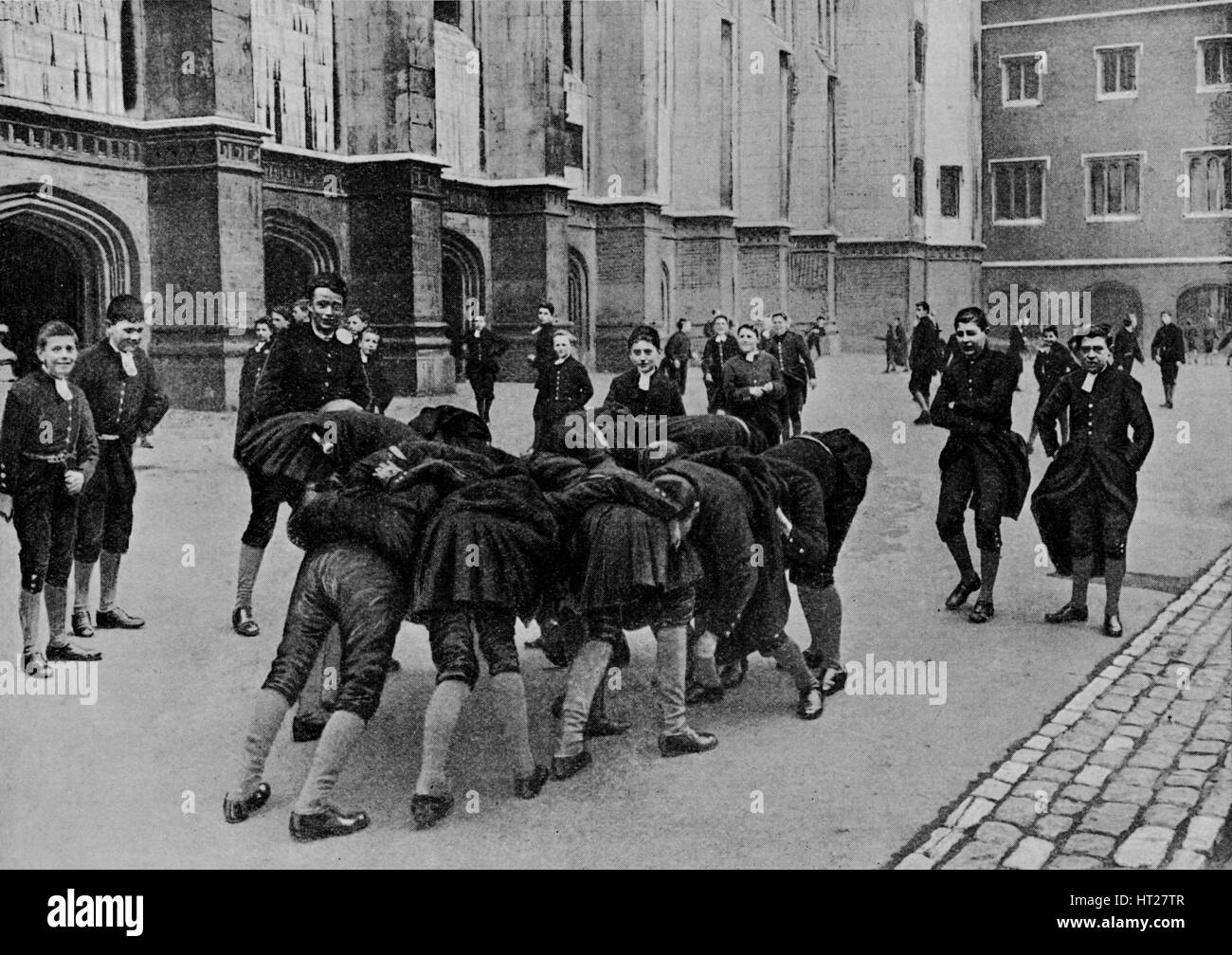 Ein spannendes Spiel: Schülerinnen und Schüler von Christ es Hospital School in Stadt von London, 1900 (1911). Künstler: RW Thomas. Stockfoto