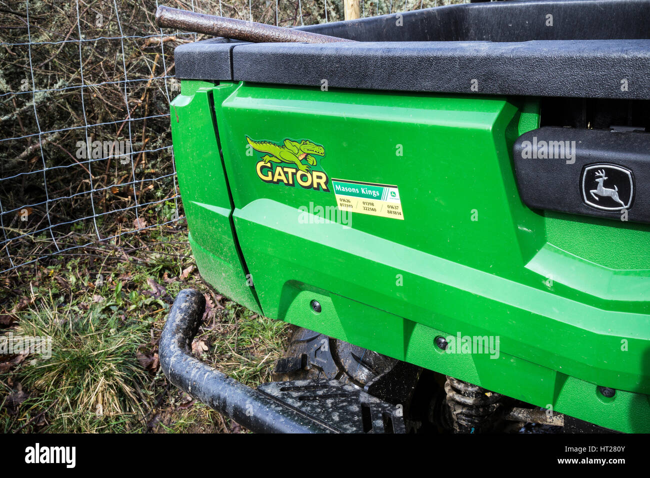 Gator Nutzfahrzeuge von John Deere von Landwirten, Devon, Bauernhof, Dartmoor, Großbritannien, England, Bauernhaus, grüne Farbe, Haus, Landschaft, Landwirtschaft, Ani Stockfoto