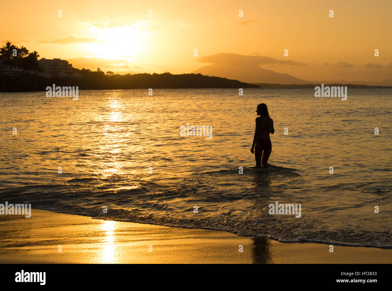 Frau im Meer bei Sonnenuntergang, Sosua, Puerto Plata, Dominikanische Republik Stockfoto
