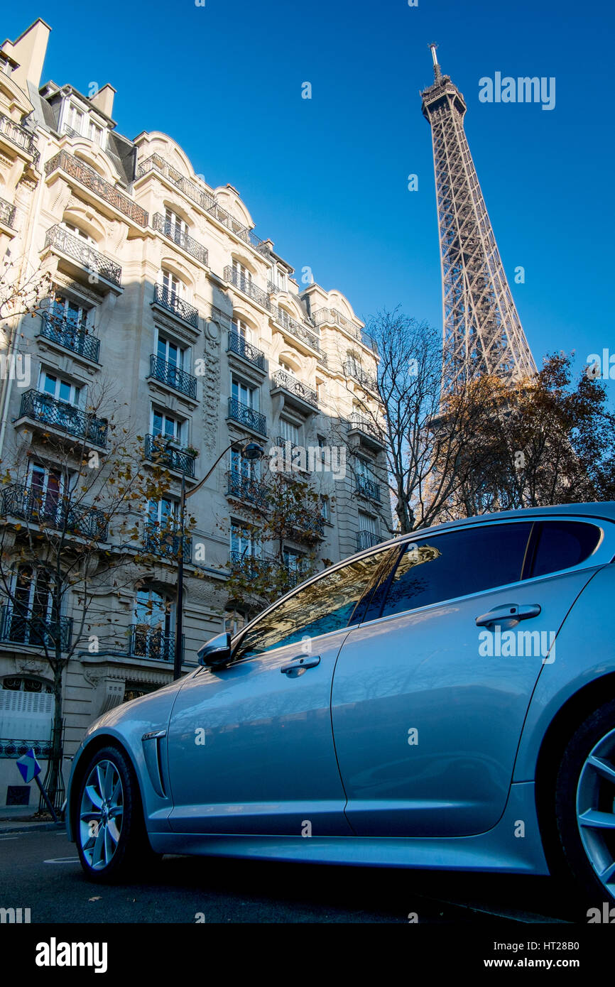 Jaguar XF vor schicke Apartments mit Eiffelturm im Hintergrund, Paris, Frankreich. Stockfoto