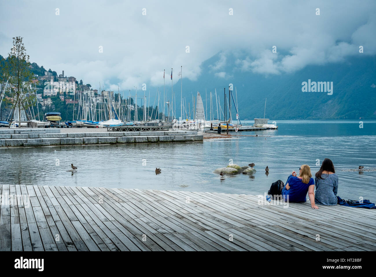 Zwei Girls genießen die ruhigen Gewässern des Lago di Lugano, Schweiz. Stockfoto