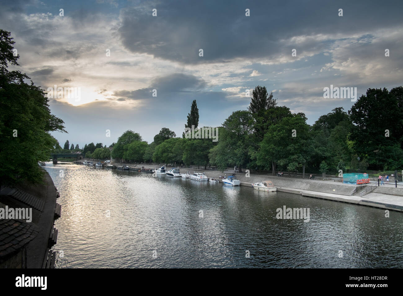 Am Abend Sonne Lichter am Ufer des Flusses Ouse, York, North Yorkshire Stockfoto