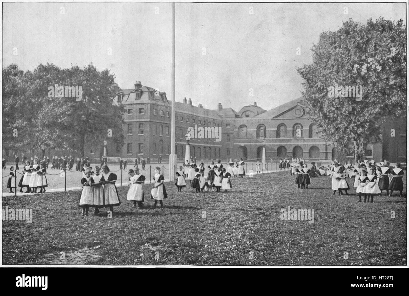 In dem Findelhaus Gelände, London, c1901 (1901). Künstler: unbekannt. Stockfoto