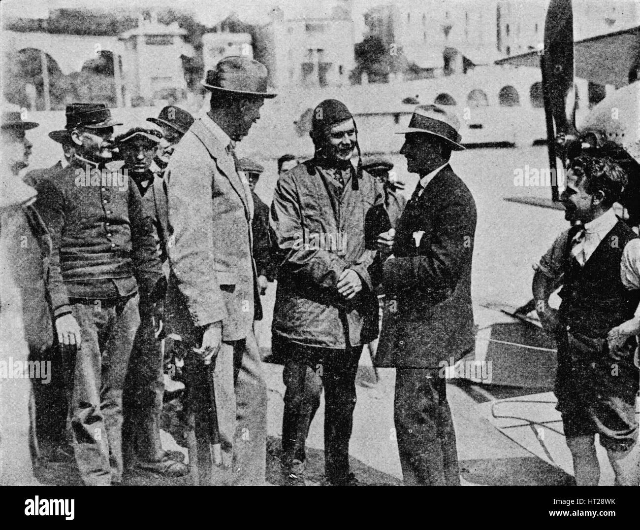 The Schneider-Trophy: Howard Pixton im Gespräch mit Jacques Schneider nach seinem Sieg, 1914 (1934). Künstler: Flug Foto geteilt. Stockfoto