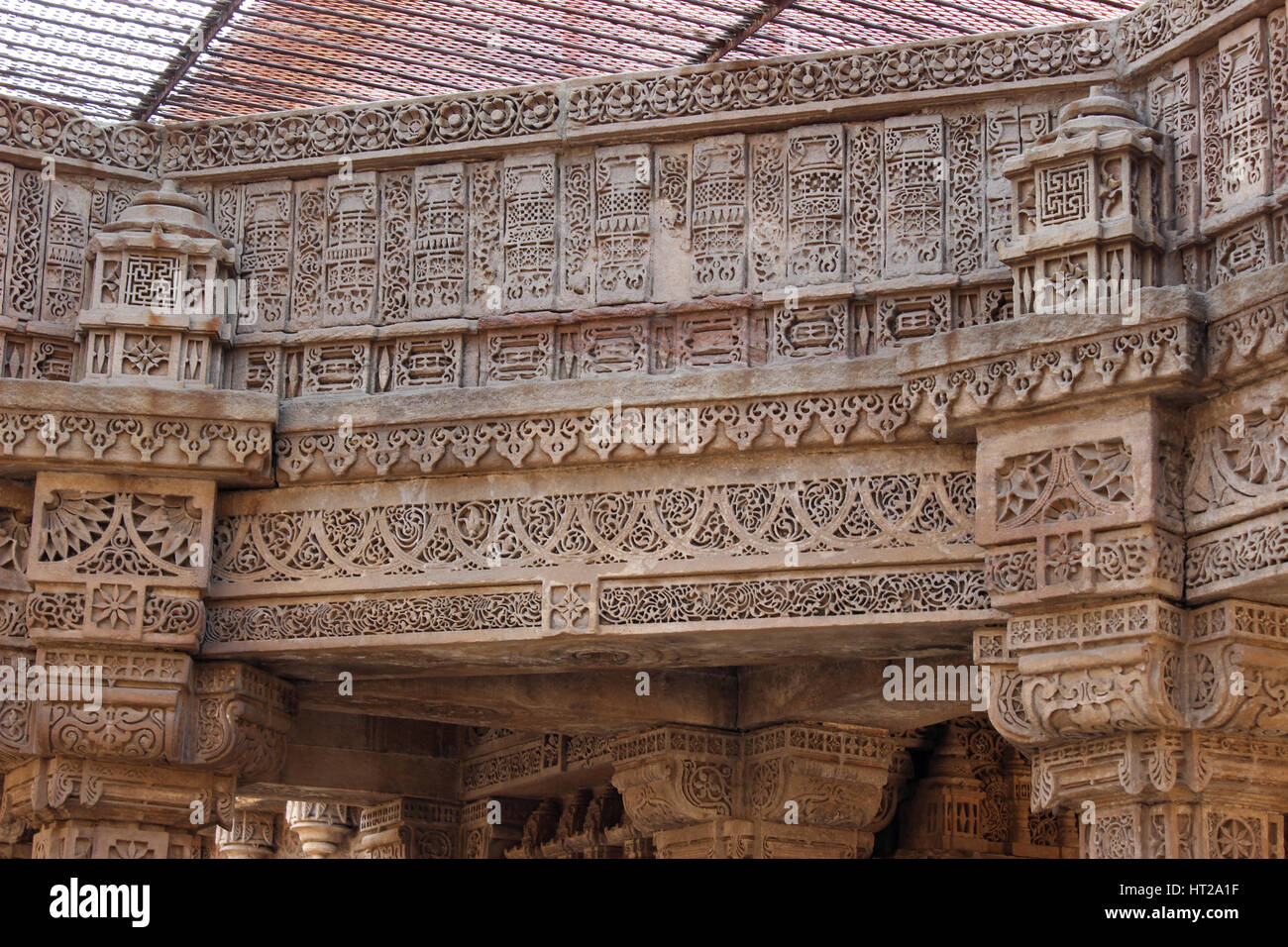 Detaillierte Muster geschnitzt auf Stein Panel und Klammern. Adalaj Stufenbrunnen, Ahmedabad, Gujarat, Indien Stockfoto