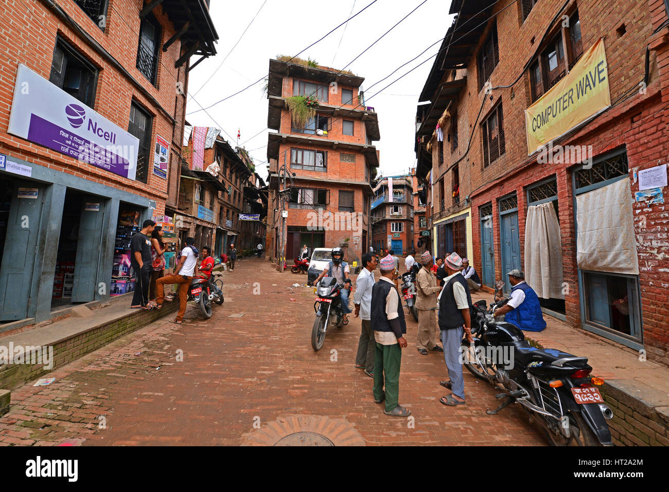 KATHMANDU - Okt 10: Menschen von Kathmandu Vororten leben in engen Gassen in kleinen Wohnungen ohne Wasser und Strom. Am 10. Oktober 2013 in Kathman Stockfoto