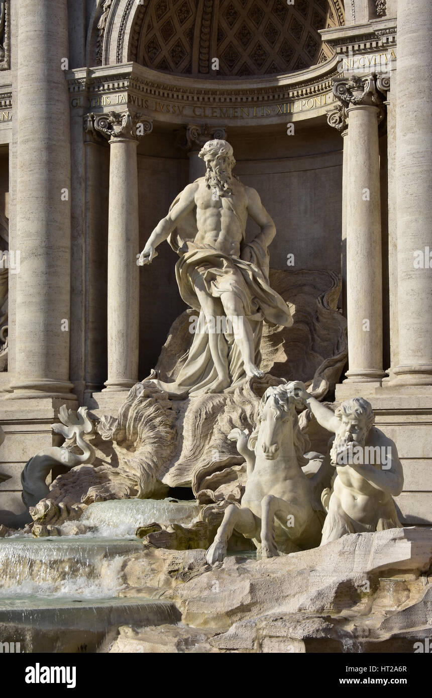 Oceanus Gott und Triton Zähmung ein Seepferd aus der wunderbaren barocken Trevi-Brunnen im Zentrum von Rom Stockfoto