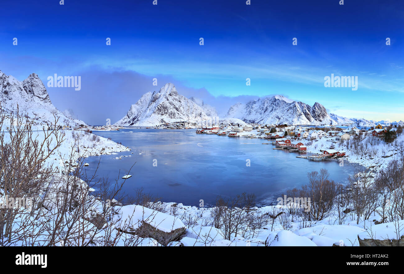 Das Fischerdorf Reine auf den Lofoten Inseln, Norwegen Stockfoto