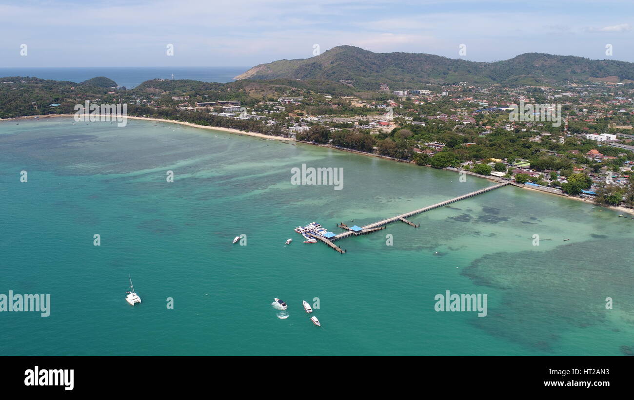 Luftbild-Drohne Foto von Pier am Rawai Beach in Phuket, Thailand Stockfoto