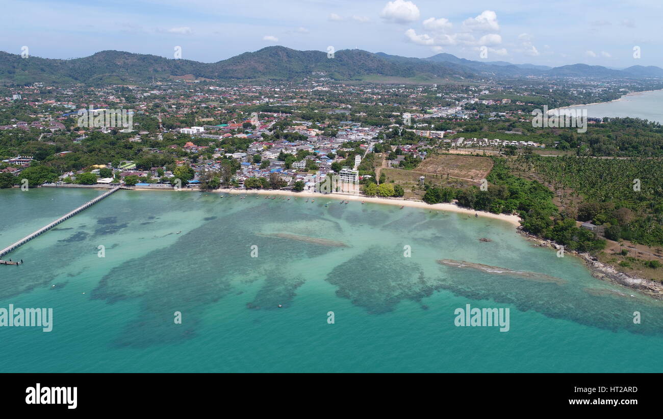 Luftbild-Drohne Foto von Pier am Rawai Beach in Phuket, Thailand Stockfoto