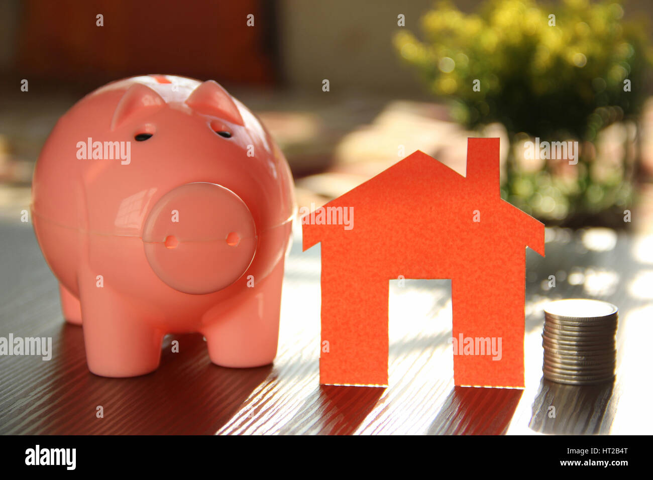 Sparen Geld, Haus oder zu Hause zu kaufen. Sparschwein mit Münzen Stockfoto