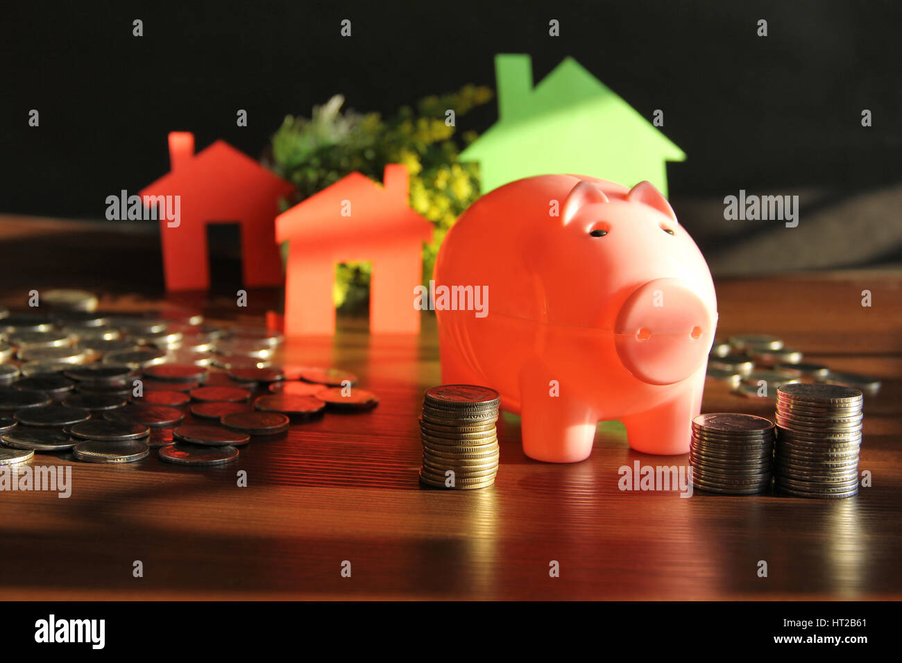 Sparen Geld, Haus oder zu Hause zu kaufen. Sparschwein mit Münzen Stockfoto