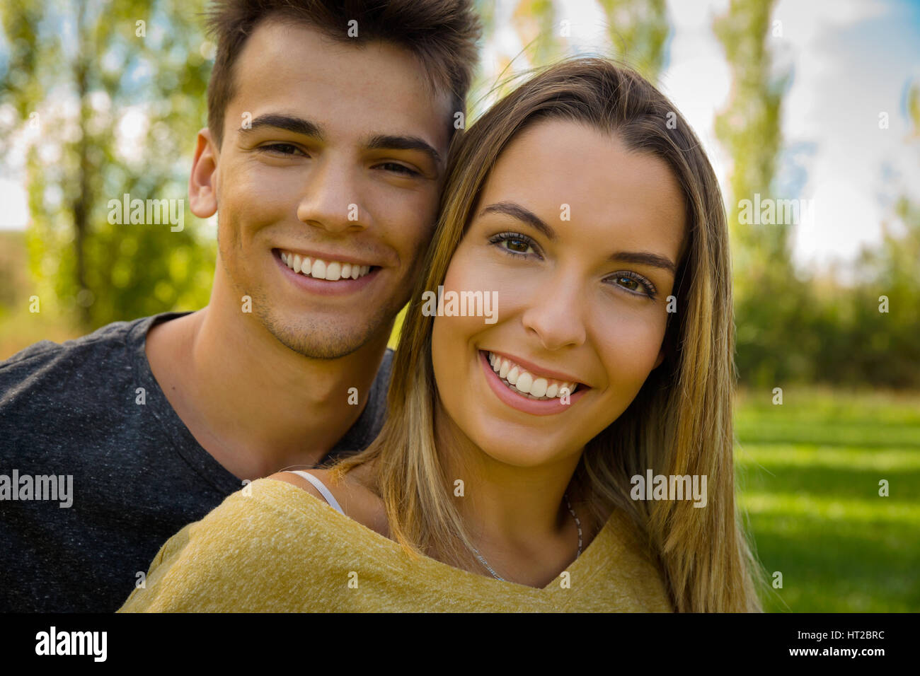 Porträt einer jungen schönen Paar lächelnd Stockfoto