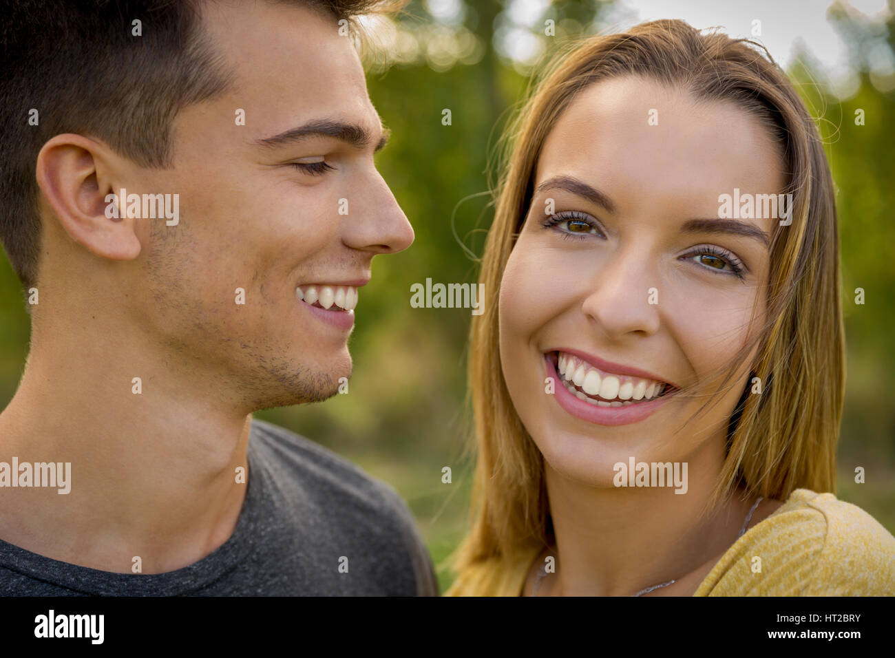 Porträt einer jungen schönen Paar lächelnd Stockfoto