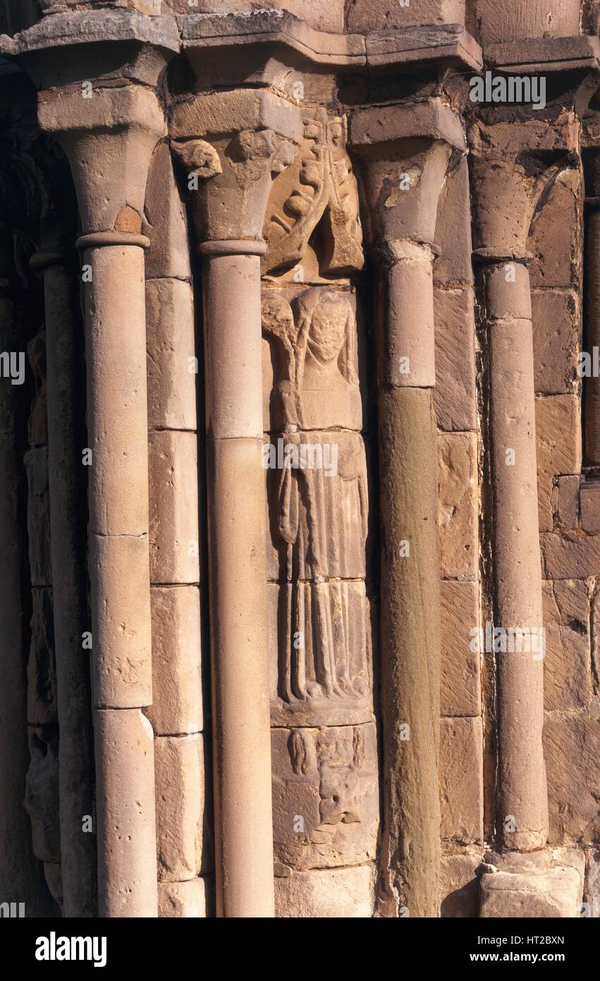 Statue des Hl. Winifred auf das Kapitel Haus Eingang, Haughmond Abbey, Shropshire, 2005. Artist: Historische England Fotograf. Stockfoto