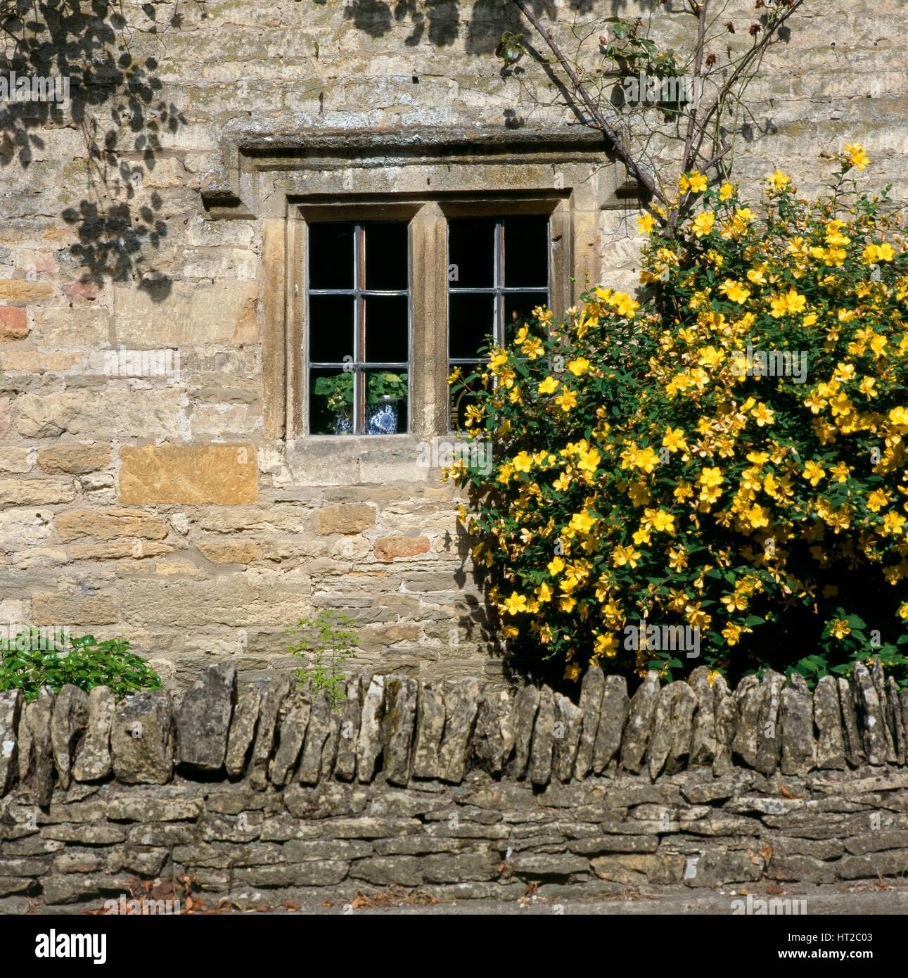 Stone Cottage Fenster mit Fensterkreuz, Lower Slaughter, Cotswolds, Gloucestershire, c 2000 s (?). Artist: Historische England Fotograf. Stockfoto