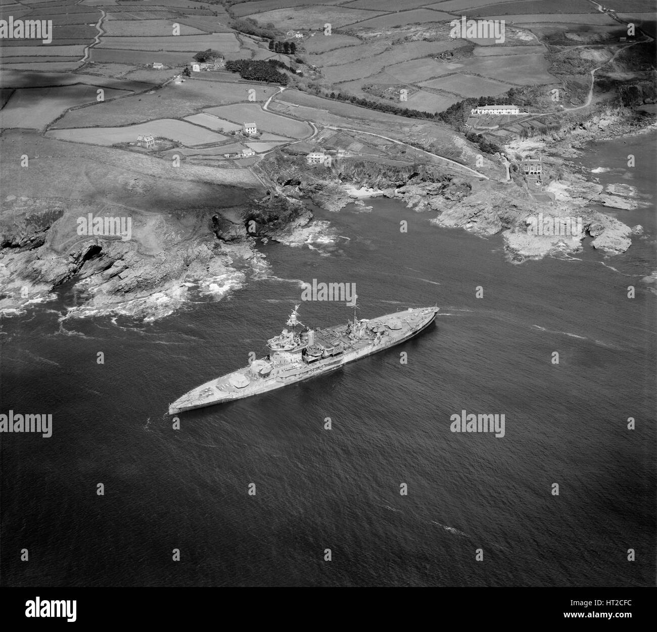 HMS "Warspite" gestrandet in Prussia Cove, Cornwall, Mai 1947.   Künstler: Aerofilms. Stockfoto