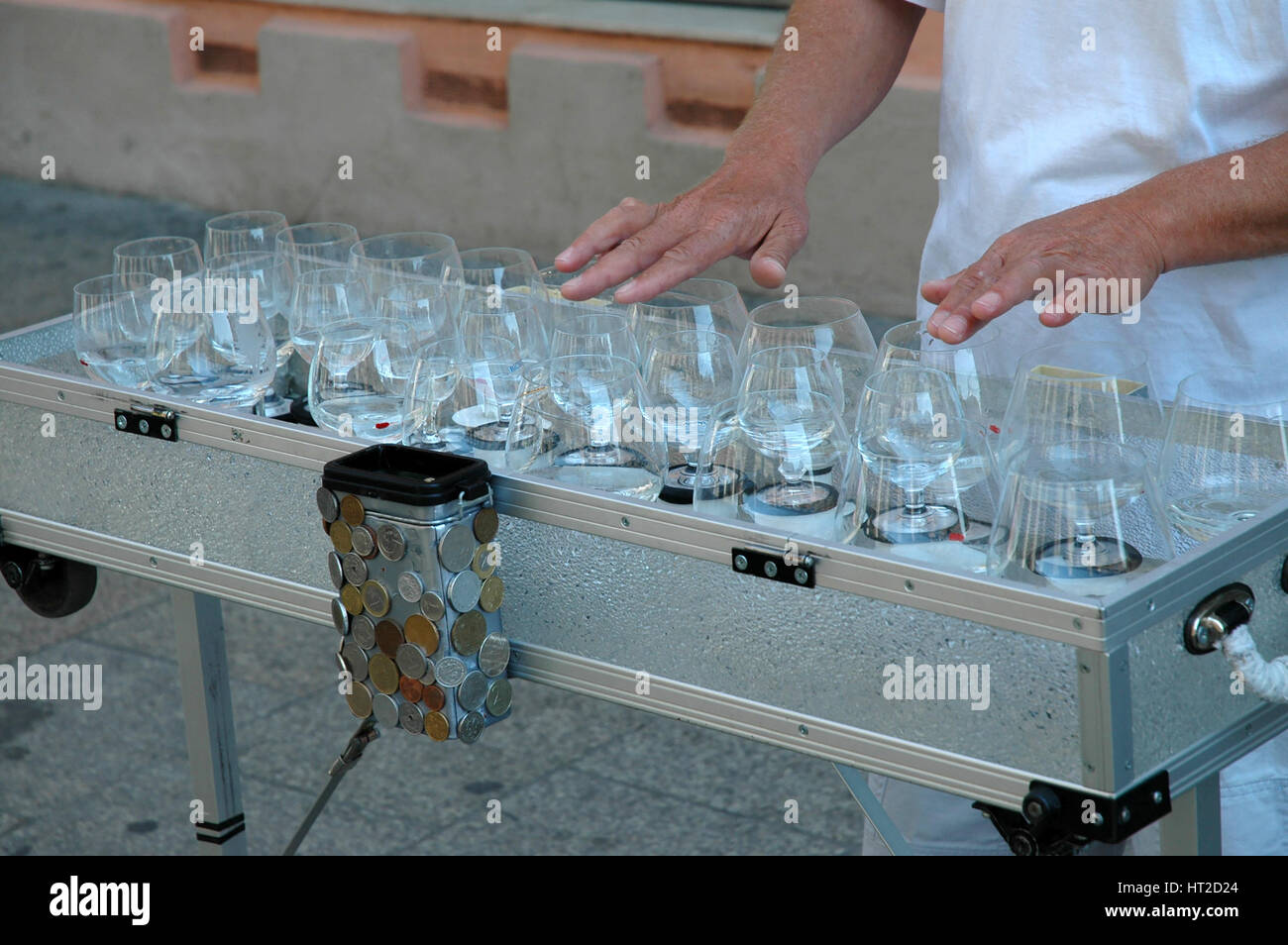 Busker musiker glas mundharmonika -Fotos und -Bildmaterial in hoher  Auflösung – Alamy