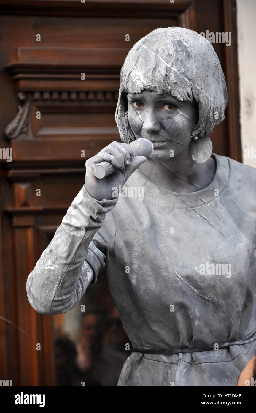 CLUJ NAPOCA - 24.Mai: Weltmeister genannt Beeldje lebenden Statuen aus Holland tun ein Straßenmusik Mime genannt Mitsingen im Inneren der Man.In.Fest duri Stockfoto