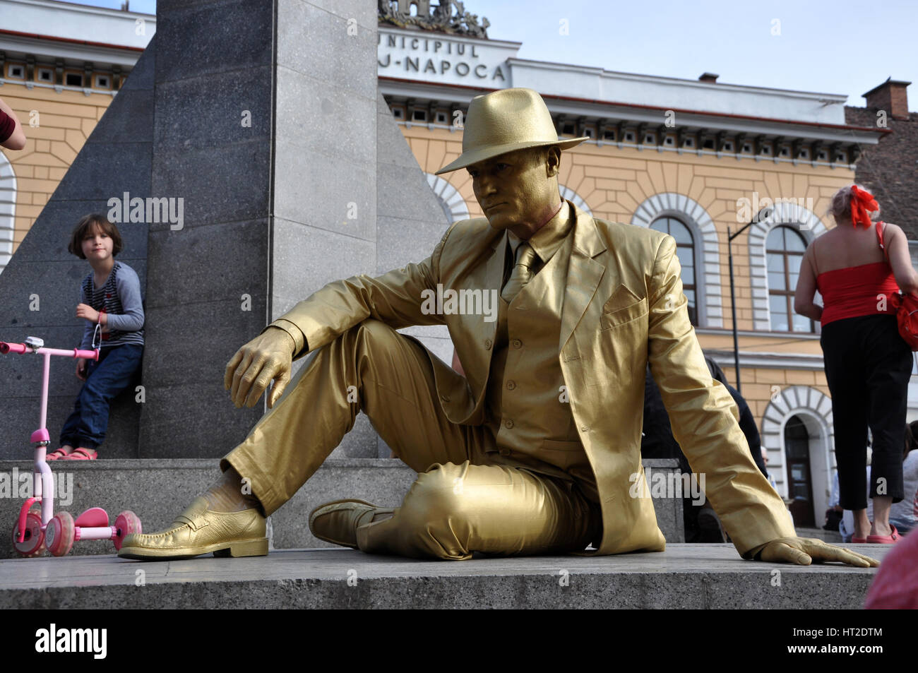 Cluj Napoca - Mai 24: lebende Statue Performer in goldenen Kostüm eine strassenmusik Mime, im Inneren des Menschen. in.fest während der Tage von Cluj Cluj. Am 24. Mai Stockfoto