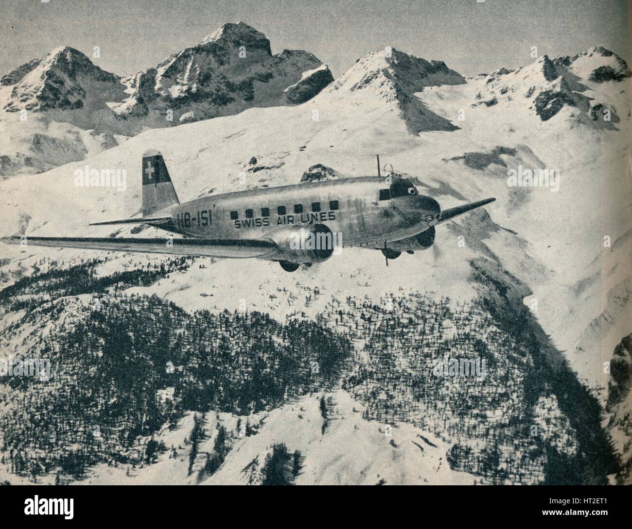 Eine Swissair-Flugzeug fliegen in der Nähe von St. Moritz-Flugplatz,  Schweiz, c1936 (c1937). Künstler: unbekannt Stockfotografie - Alamy