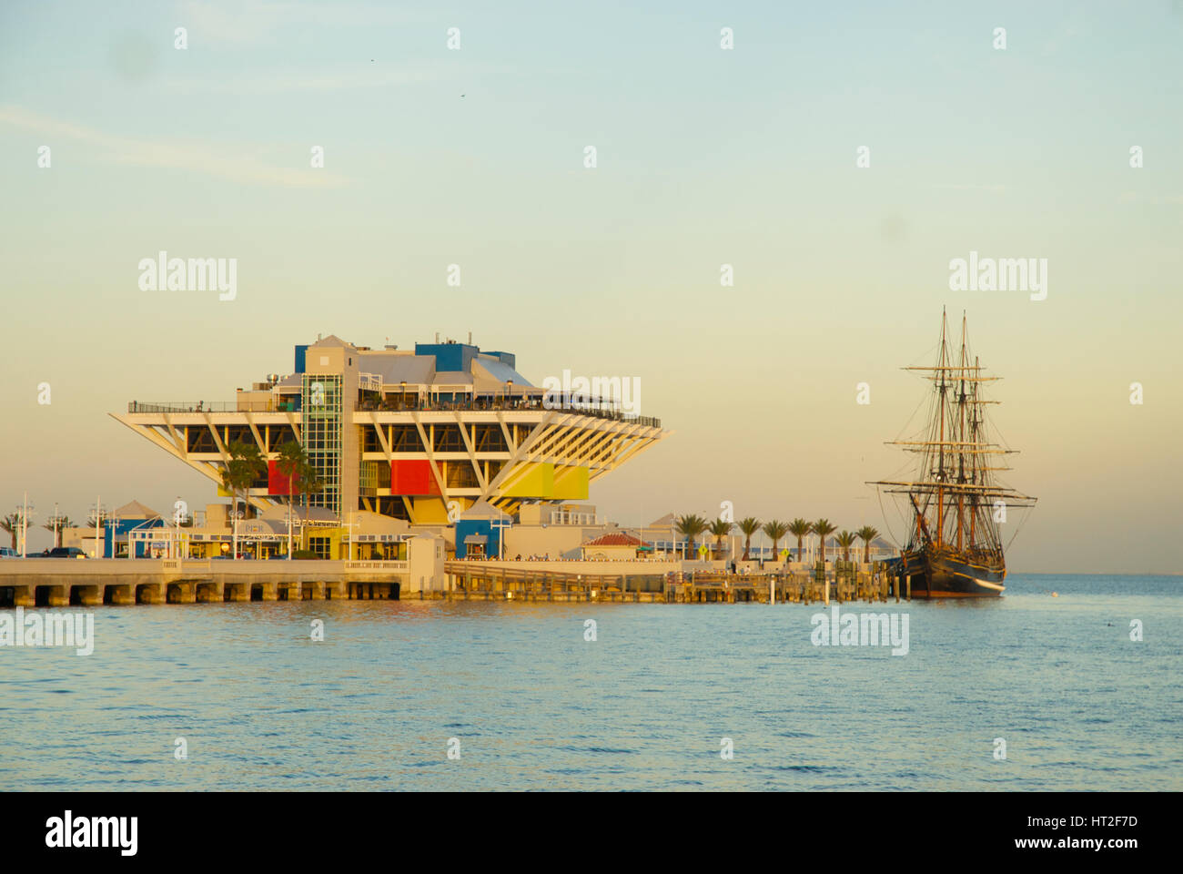 St. Petersburg Pier mit Schiff von Meuterei auf der Bounty in Tampa Bay Stockfoto