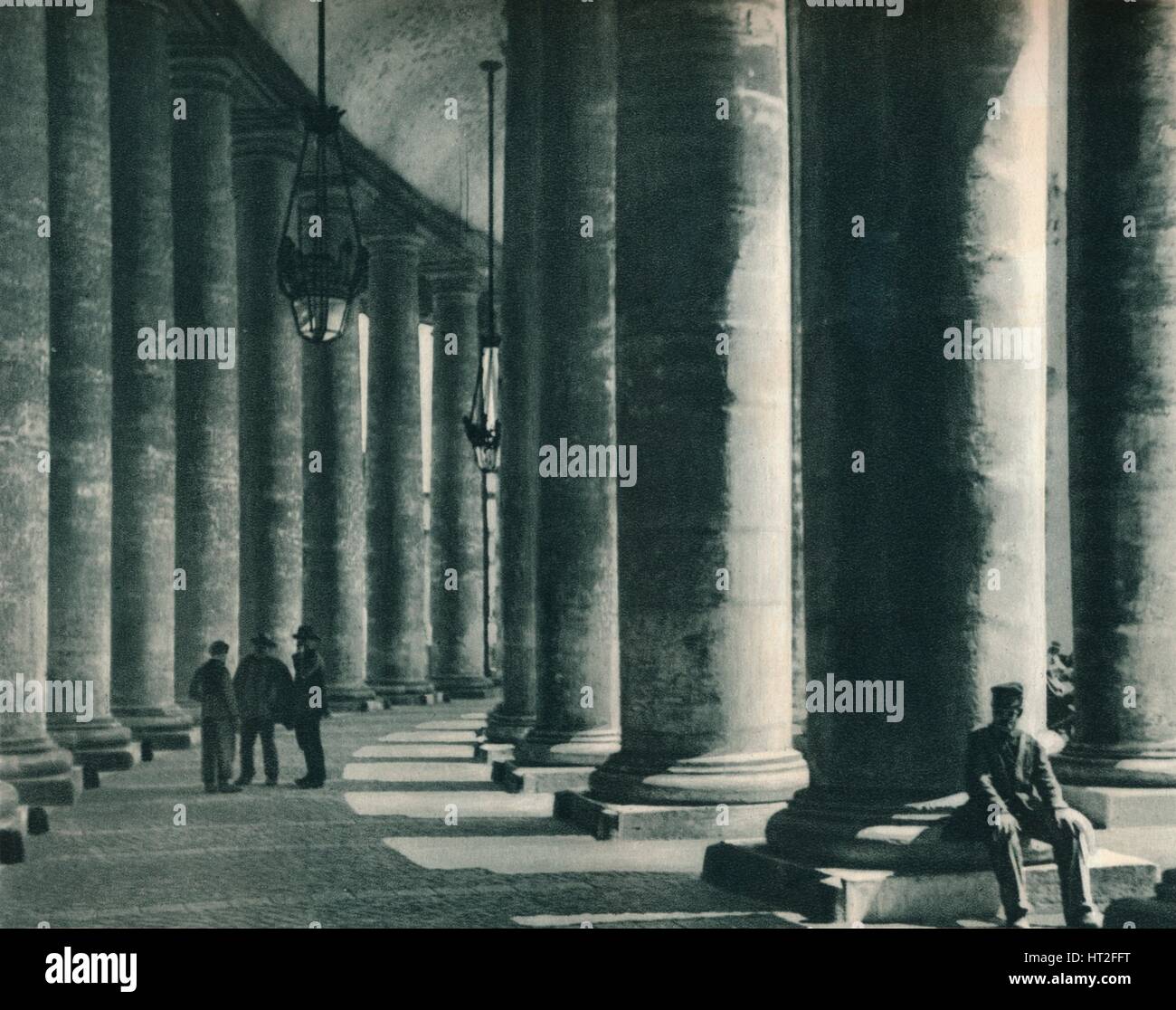 Teil der Kolonnade am St.-Peter Platz, Rom, Italien, 1927. Künstler: Eugen Poppel. Stockfoto