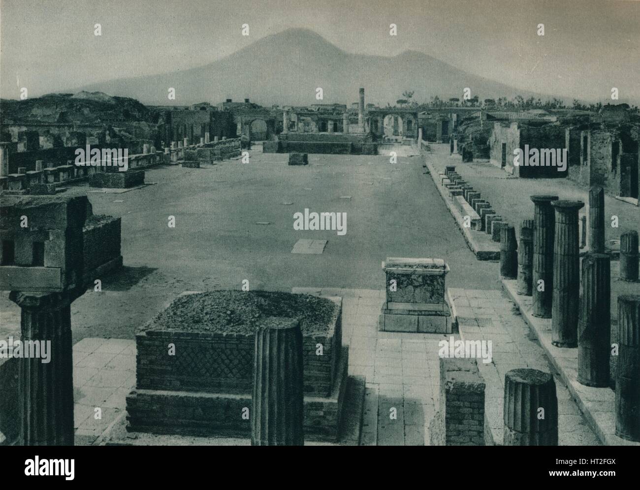 Ansicht des Forums mit dem Vesuv in der Ferne, Pompeji, Italien, 1927. Künstler: Eugen Poppel. Stockfoto