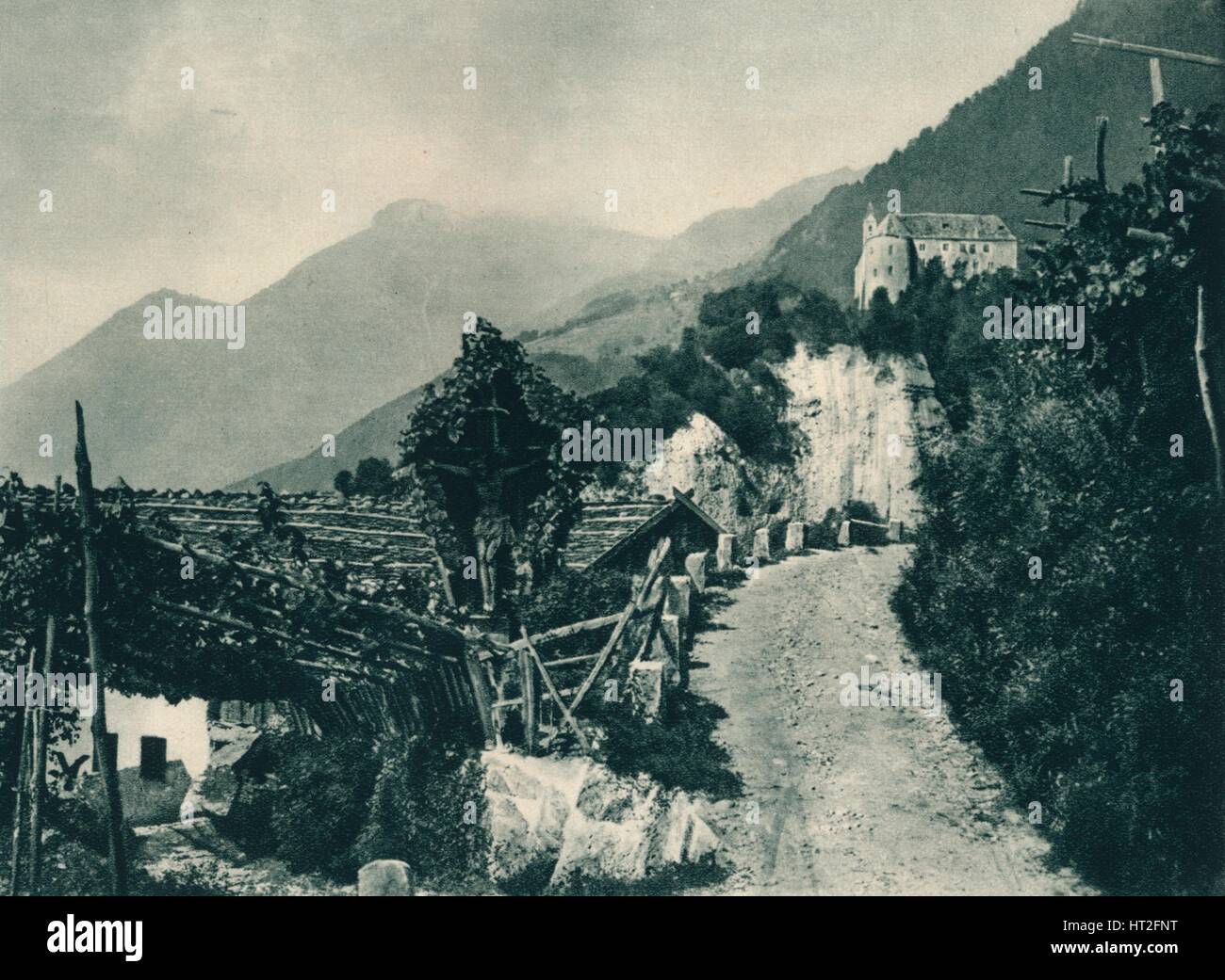 Landschaft mit Schloss Tirol, Meran, Tirol, Süditalien, 1927. Künstler: Eugen Poppel. Stockfoto