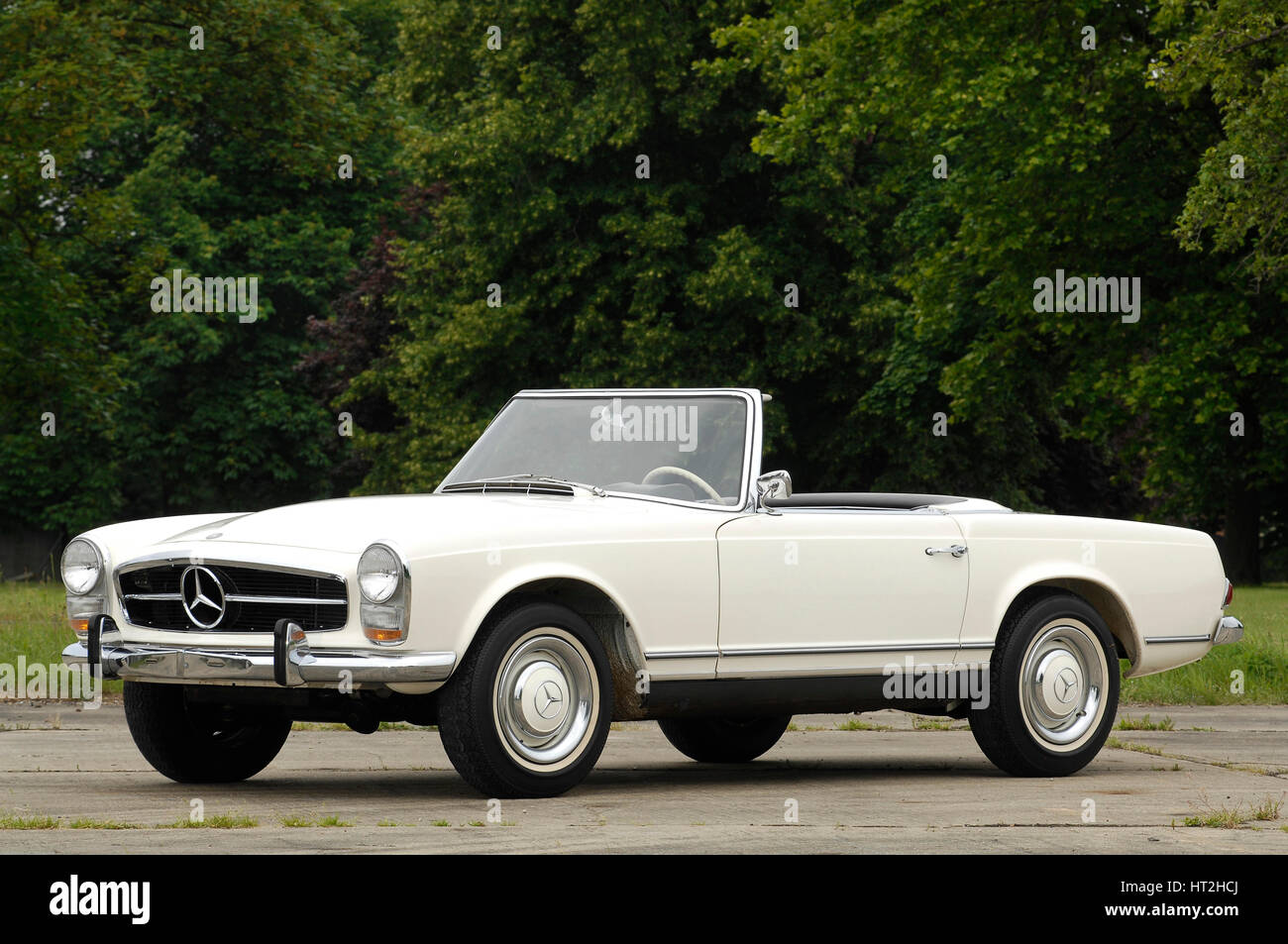 1966 Mercedes-Benz 230 SL Künstler: unbekannt. Stockfoto