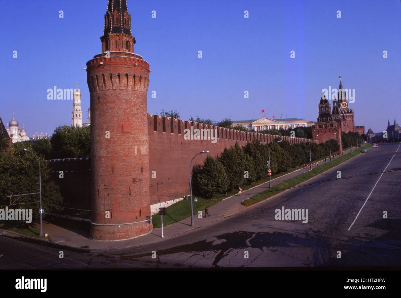 Kreml-Mauer und Turm aus südlich von Roter Platz, Moskau, 20. Jahrhundert. Künstler: CM Dixon. Stockfoto