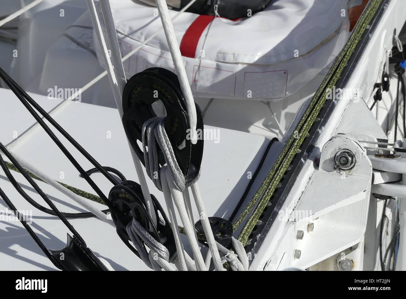 Detail der modernen Segeln Riemenscheiben auf Racer Boot Stockfoto