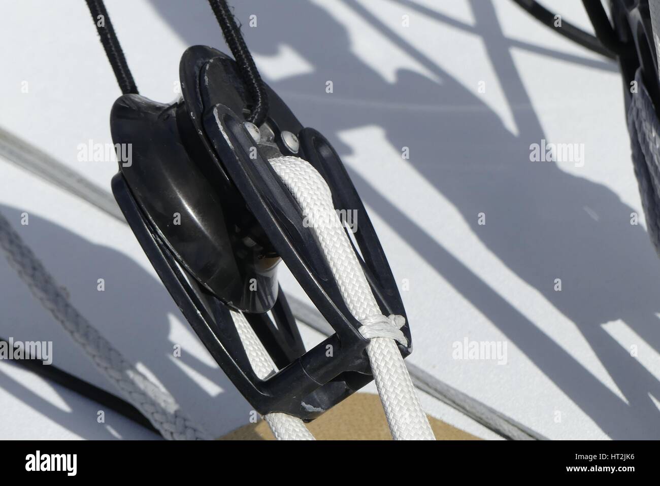 Detail der modernen Segeln Riemenscheiben auf Racer Boot Stockfoto