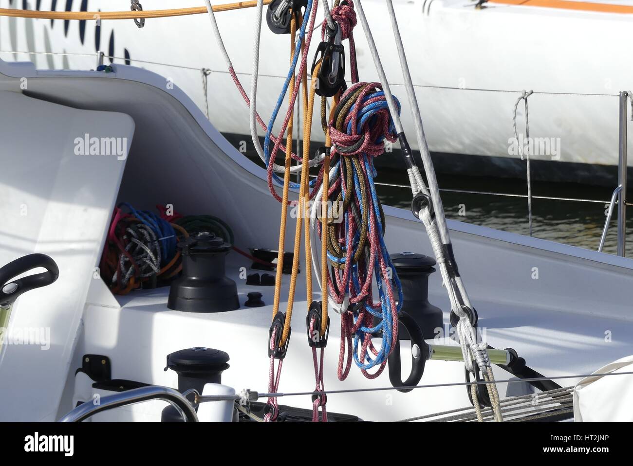 Details der hängenden Seile an Bord Ocean Racer Segelboot rigging Stockfoto