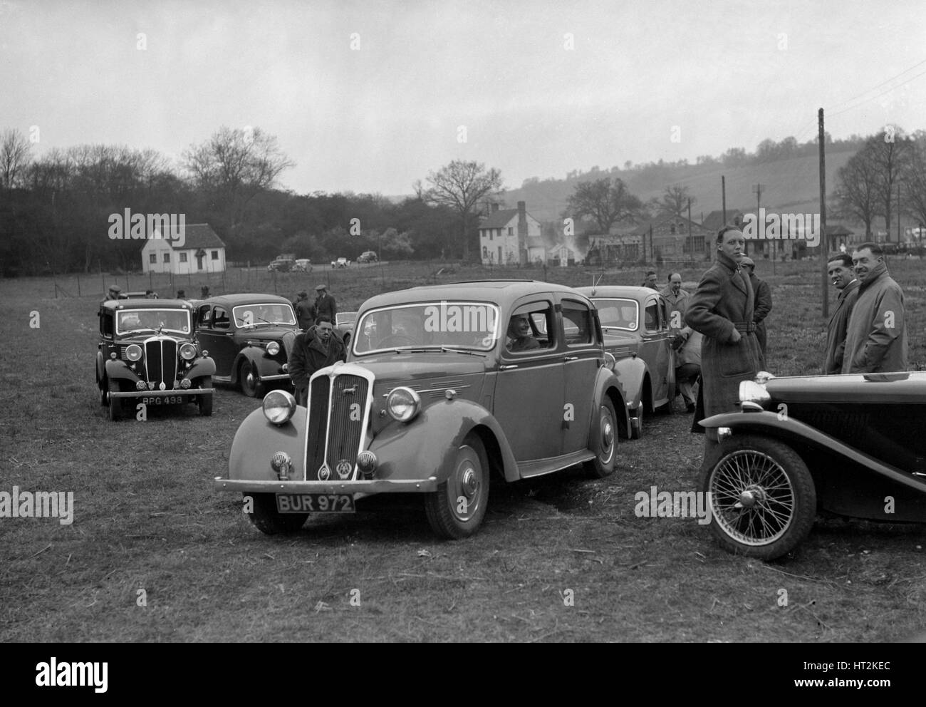 Standard 12 und Standard zehn Saloon, Standard Auto Besitzer Club Southern Counties Trial, 1938. Künstler: Bill Brunell. Stockfoto