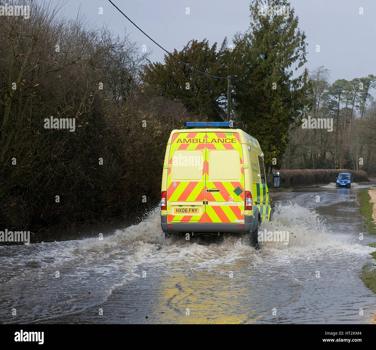 Krankenwagen fahren durch Überschwemmungen auf der Beauleu 2008. Künstler: unbekannt. Stockfoto