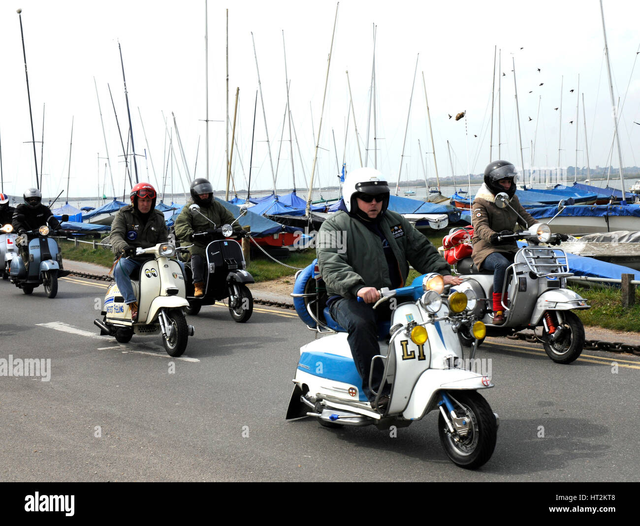 Gruppe von Mods auf ihre Roller zu Mudeford 2008. Künstler: unbekannt. Stockfoto