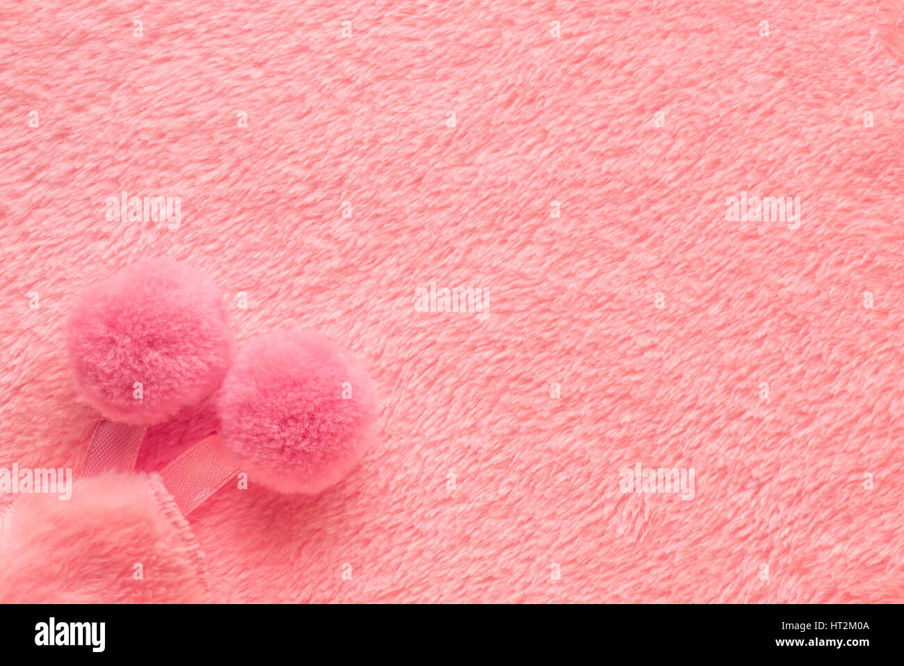 zart rosa Textur Handtuch wie Hintergrund mit Pompons, Nahaufnahme Stockfoto