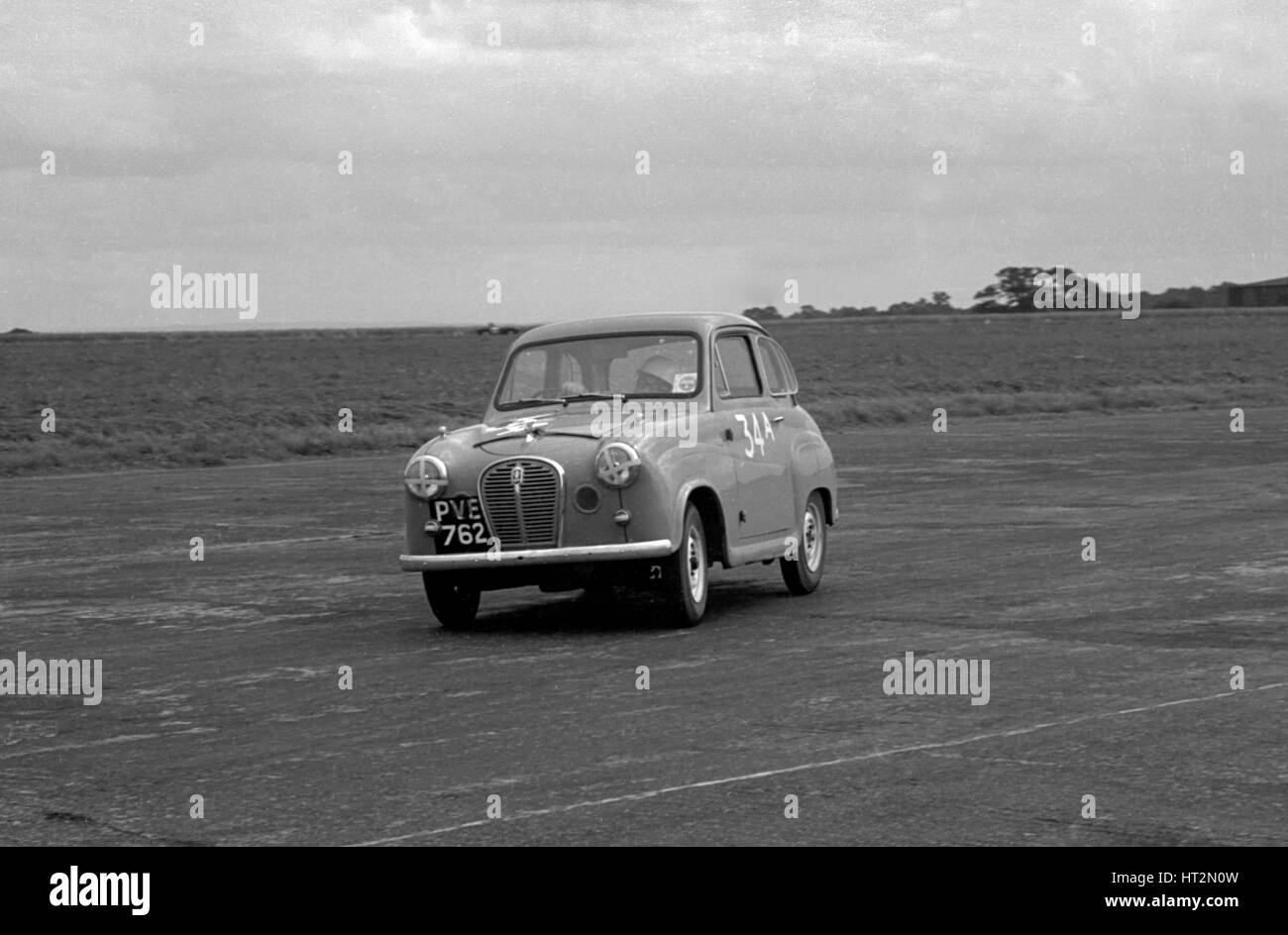 Austin A35 an 750 MC 6-Stunden-Staffellauf Silverstone 1957 Künstler: unbekannt. Stockfoto