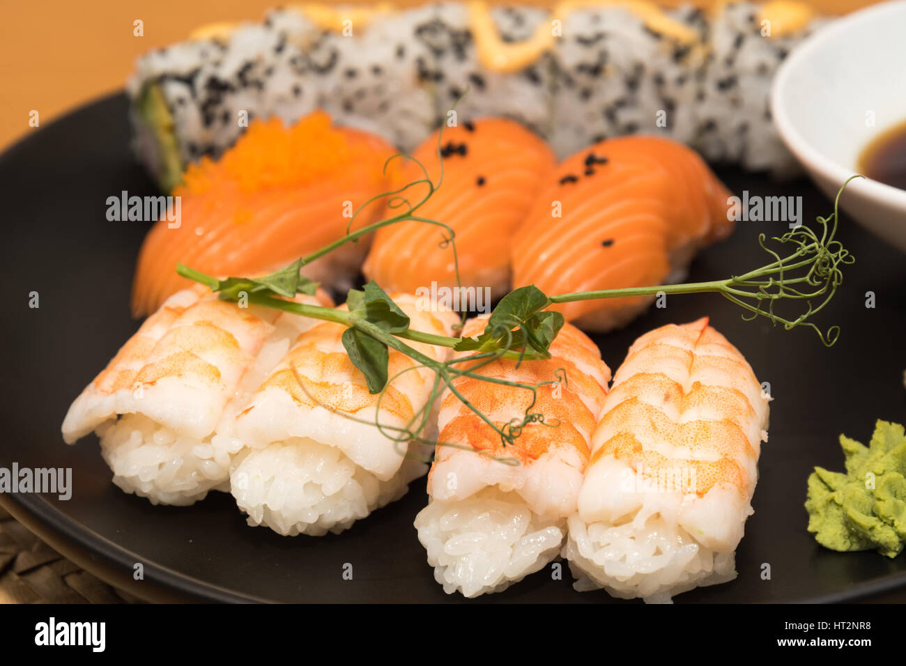 Nahaufnahme von einem Sushi-Mittagessen auf einer schwarzen Platte Stockfoto